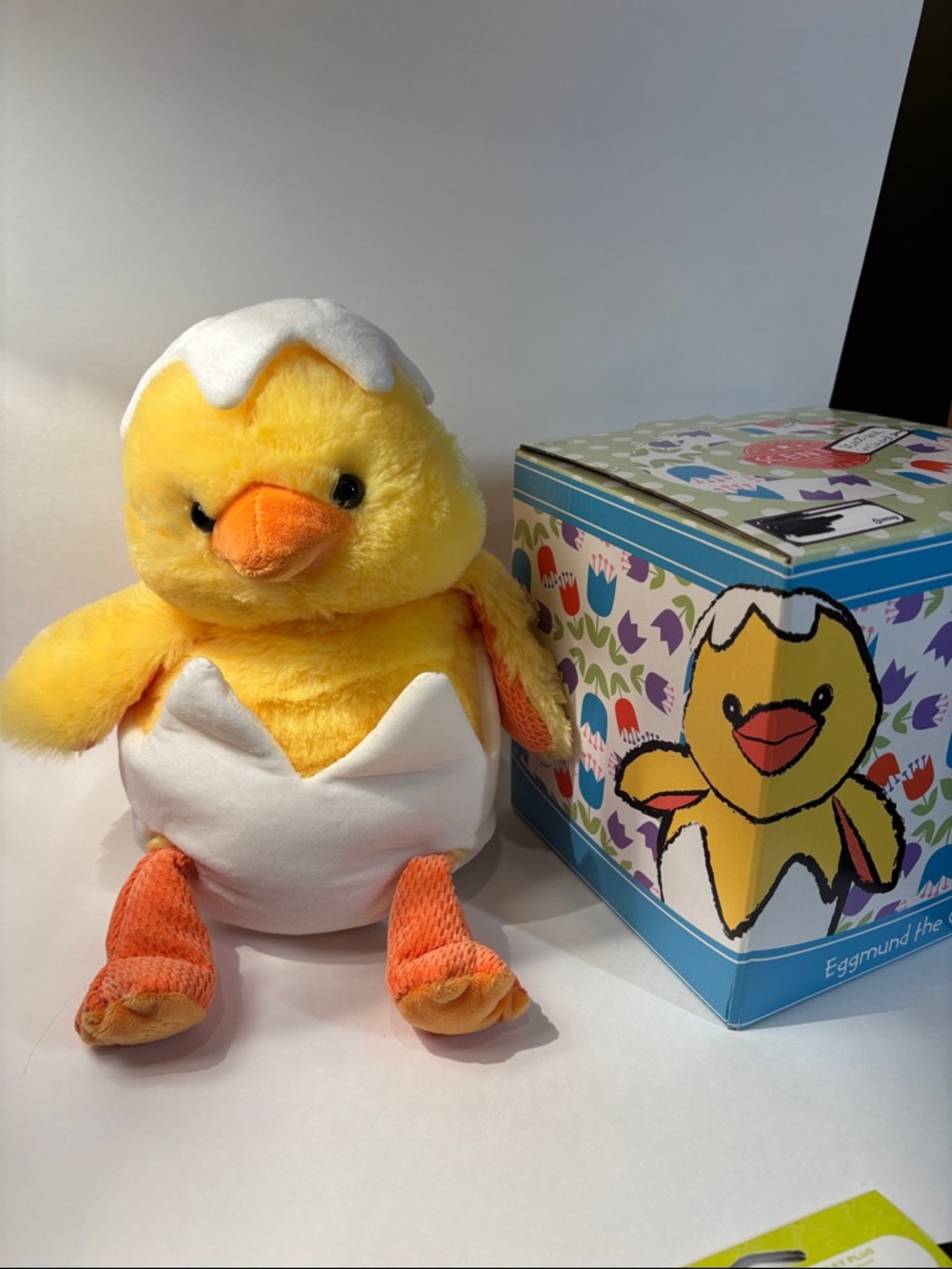 Scentsy Eggmund the Chick stuffed toy.